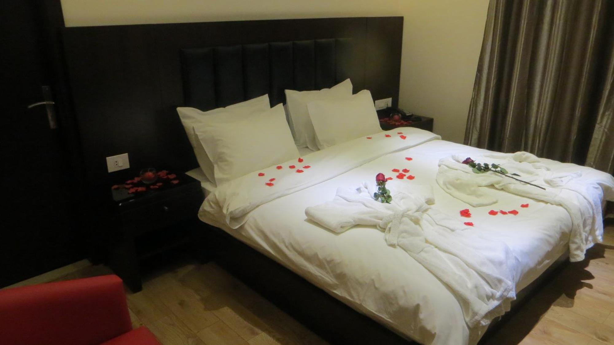Jounieh Suites Boutique Hotel Bagian luar foto